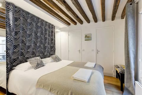 Chic Marais Retreat | Steps to Cafes & Notre Dame