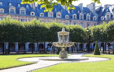 Chic Marais Retreat | Steps to Cafes & Notre Dame