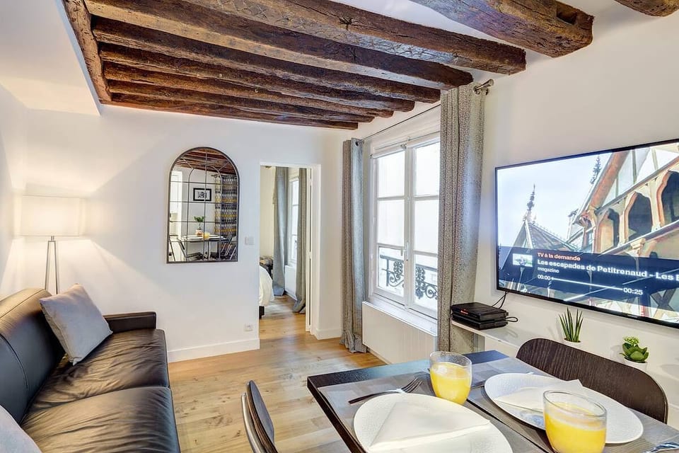 Chic Marais Retreat | Steps to Cafes & Notre Dame - Paris
