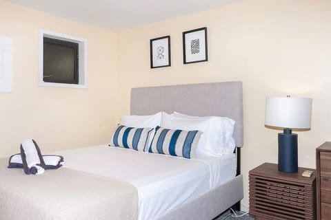 Oceanview Studio Retreat | Walk to Beach & Dining
