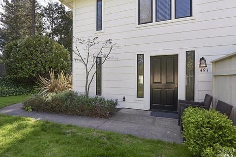 Pet-Friendly Napa Retreat | Wineries & Downtown
