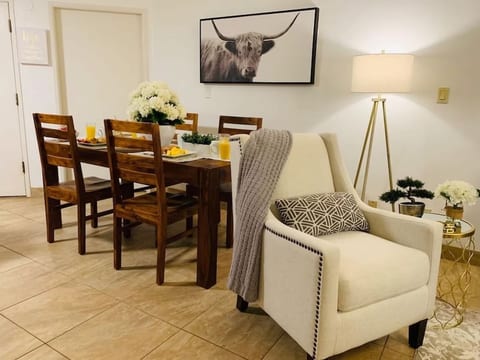 Steps to Beach! Chic 2BR at Maui Banyan Resort