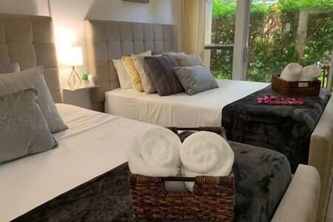 Steps to Beach! Chic 2BR at Maui Banyan Resort
