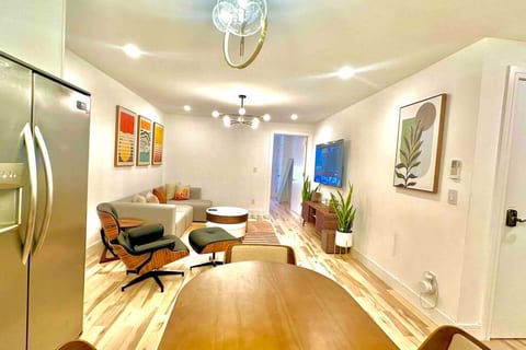 Bright, airy, luxe hideaway”w” private backyard