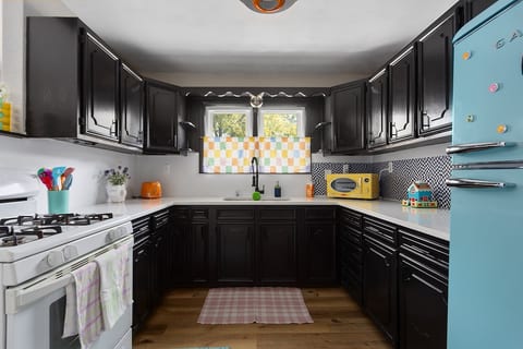 Retro Funky Stay Near Arrowhead!