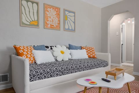 Retro Funky Stay Near Arrowhead!