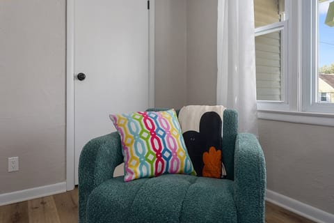 Retro Funky Stay Near Arrowhead!