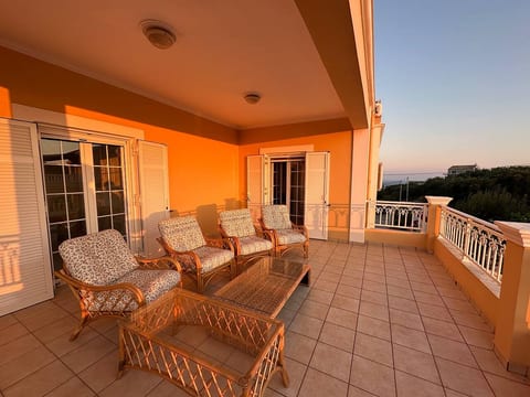 Villa Avra