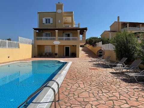 Villa Avra