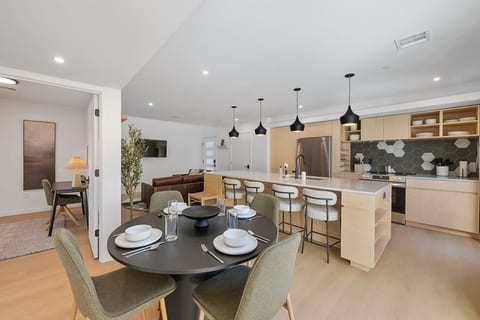 Designer 4 BR | Roof Deck, Fire Pit, Walk to Aggie