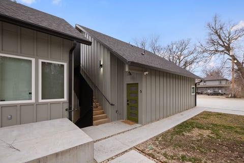 Designer 4 BR | Roof Deck, Fire Pit, Walk to Aggie
