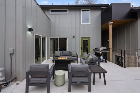 Designer 4 BR | Roof Deck, Fire Pit, Walk to Aggie