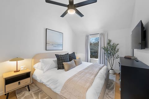 Designer 4 BR | Roof Deck, Fire Pit, Walk to Aggie