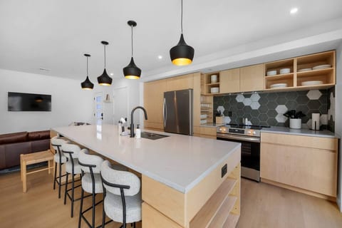Designer 4 BR | Roof Deck, Fire Pit, Walk to Aggie