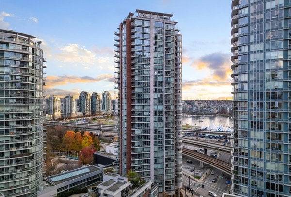 2 Bdrm Stadium-Front with City & Water Views