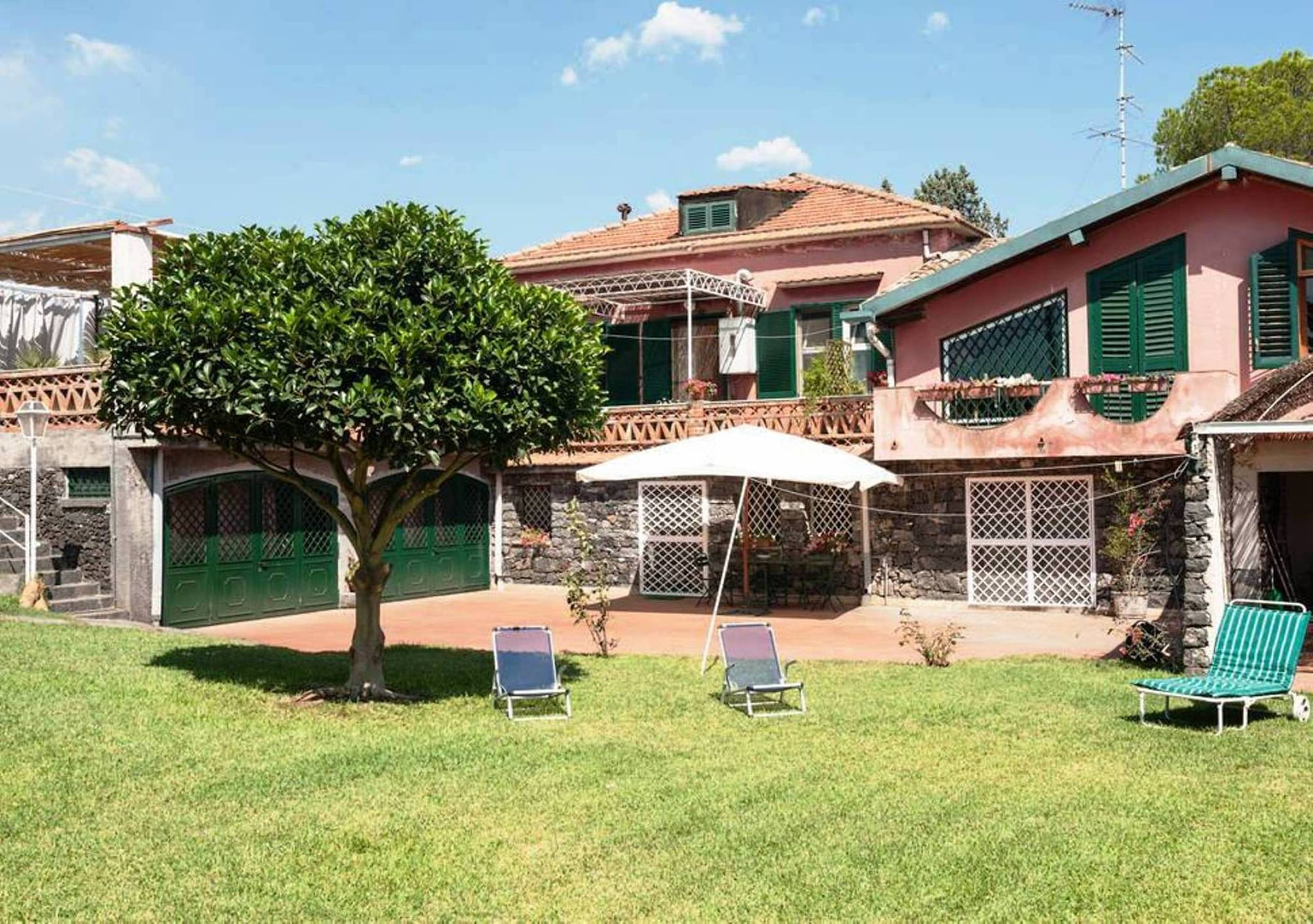 Villa with garden in Sicily near the sea.