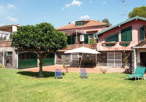 Villa with garden in Sicily near the sea.