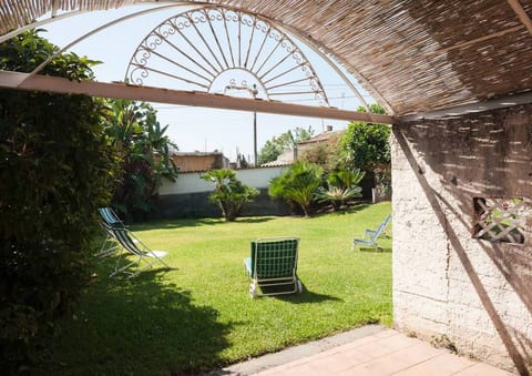 Villa with garden in Sicily near the sea.