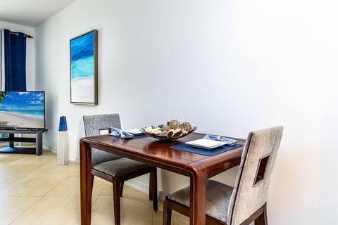 La Vista Azul - Lovely Spacious Condo close to Grace Bay - Free Wi-Fi