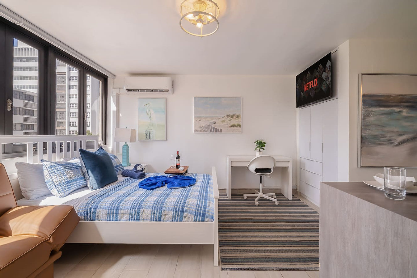 Luxe Beachside Oasis: Pool Parking & Generator