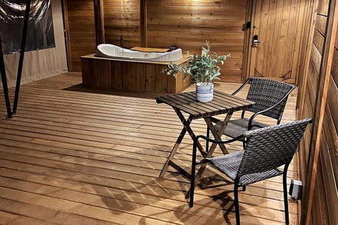 Luxury Suite 3-Safari Tent-Outdoor Whirlpool Tub