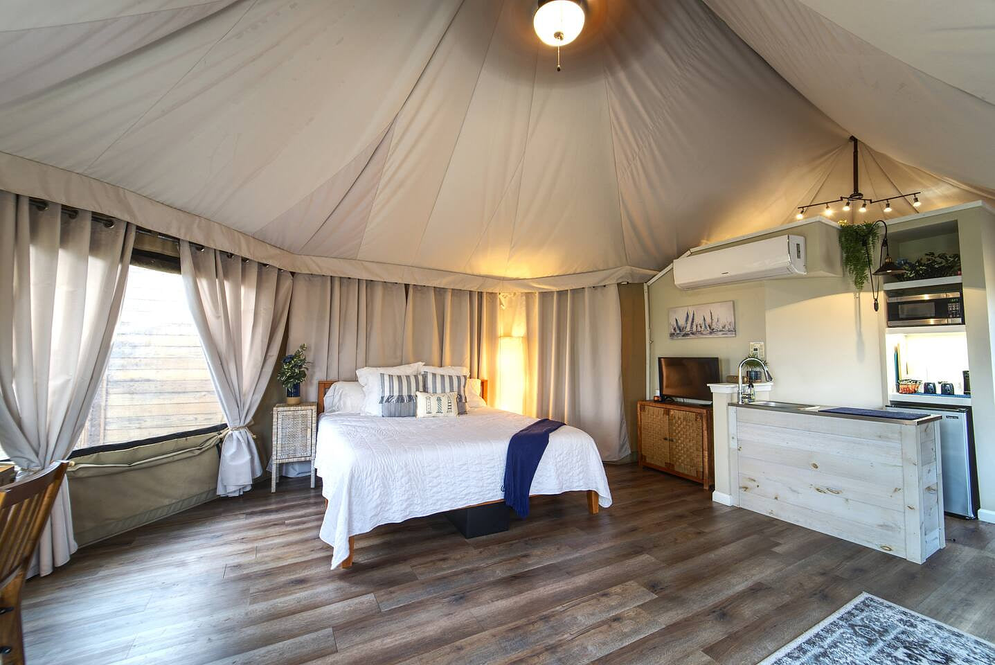 Luxury Suite 3-Safari Tent-Outdoor Whirlpool Tub
