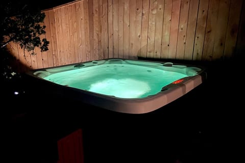 Luxury Suite 3-Safari Tent-Outdoor Whirlpool Tub