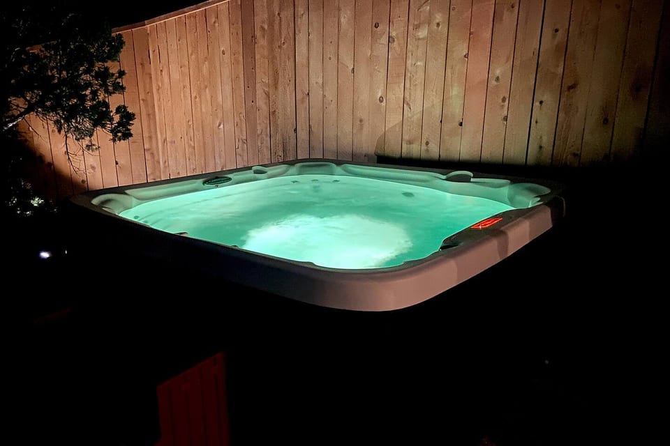 Luxury Suite 3-Safari Tent-Outdoor Whirlpool Tub - Marble Falls