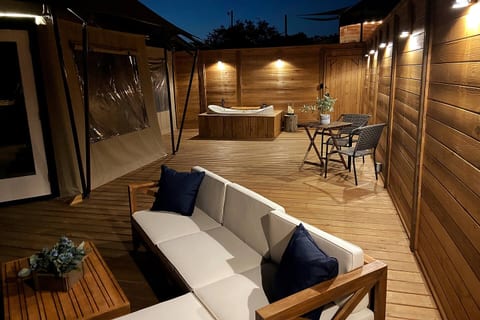 Luxury Suite 3-Safari Tent-Outdoor Whirlpool Tub