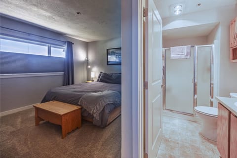 Top-Floor Oceanfront Retreat • Jacuzzi Tub 2 Kings