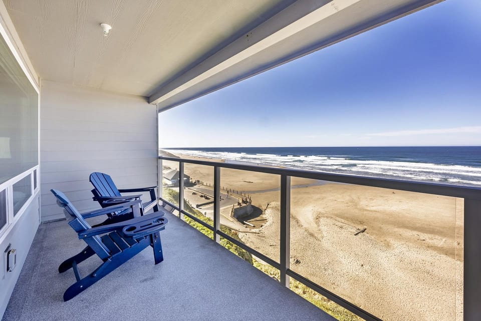 Top-Floor Oceanfront Retreat • Jacuzzi Tub 2 Kings - Newport