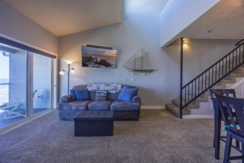 Top-Floor Oceanfront Retreat • Jacuzzi Tub 2 Kings