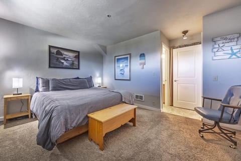 Top-Floor Oceanfront Retreat • Jacuzzi Tub 2 Kings
