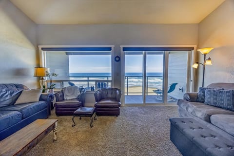 Top-Floor Oceanfront Retreat • Jacuzzi Tub 2 Kings