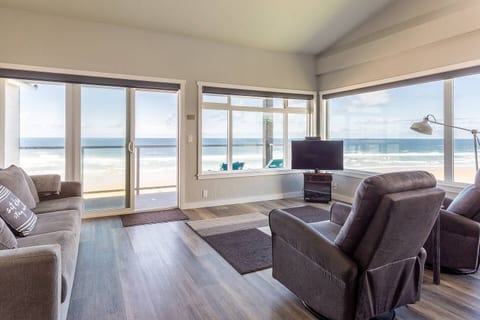 The best view in Nye Beach—perfect for romantic sunsets.
Enjoy oceanfront views from every window, including a glimpse of Yaquina Head Lighthouse to the north. Glare-reducing shades let you take it all in without distraction.