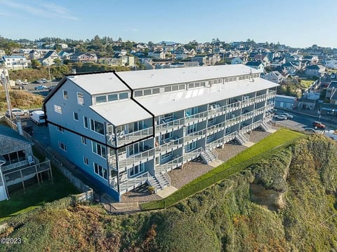 Stunning north & west facing oceanfront views, 3rd floor end unit, elevator 