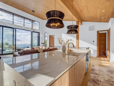 Modern View Home| Sauna/Steam Room & Hot Tub