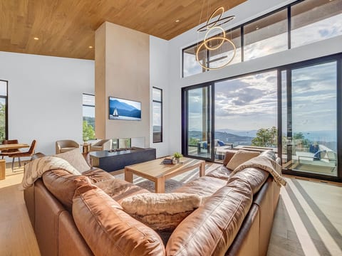 Modern View Home| Sauna/Steam Room & Hot Tub