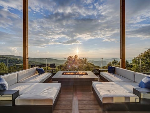 Modern View Home| Sauna/Steam Room & Hot Tub