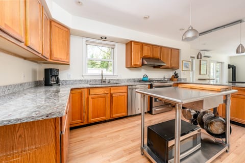 Chef's kitchen, fully equipped. Gas stove.