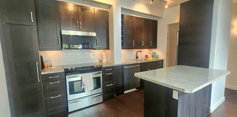 Top-Floor West End Sanctuary, 15-Min Walk to BC Pl
