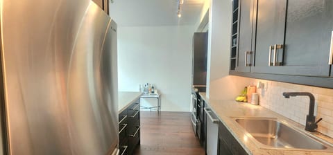 Top-Floor West End Sanctuary, 15-Min Walk to BC Pl