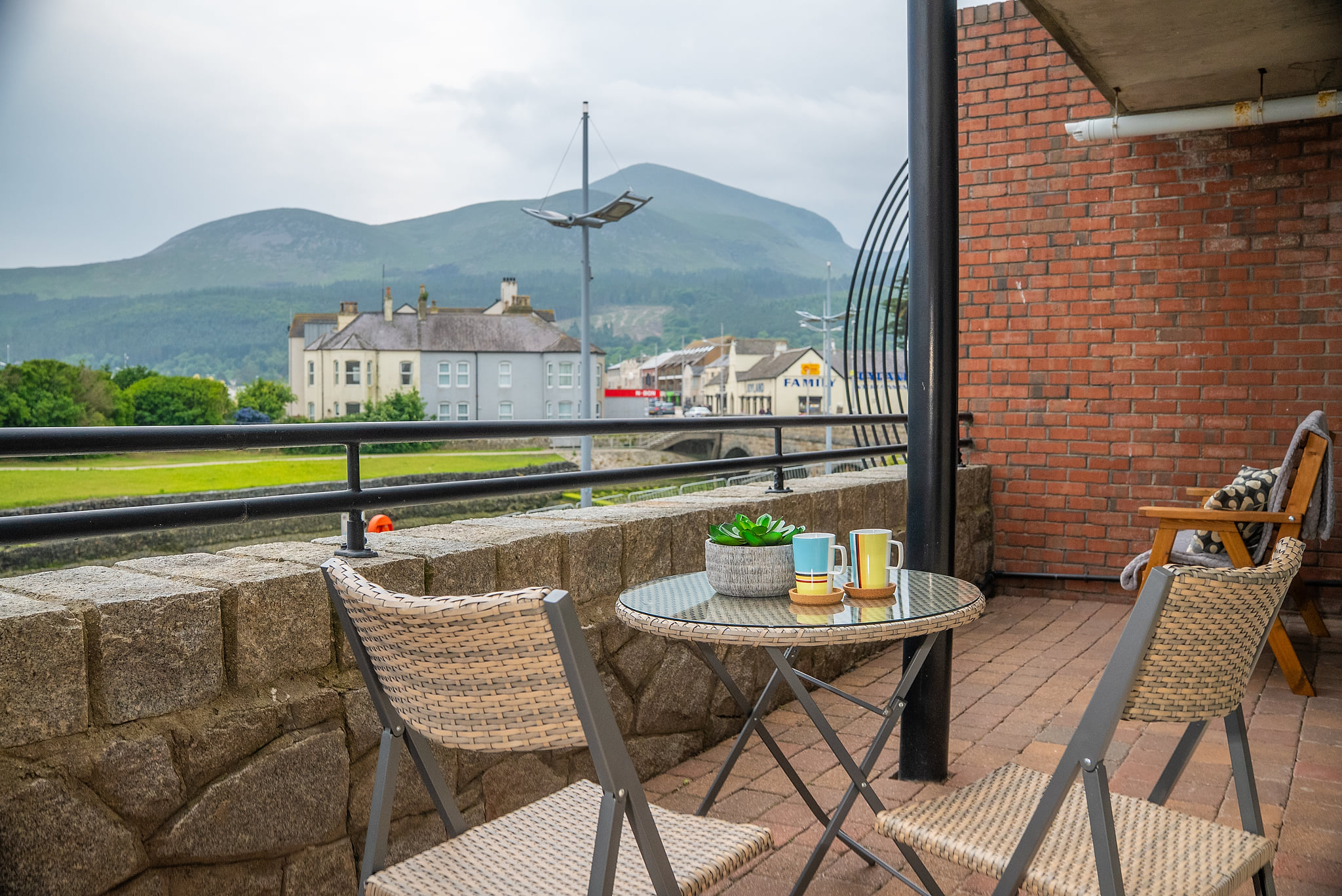 NIapartments Coastal retreat with Mountain views