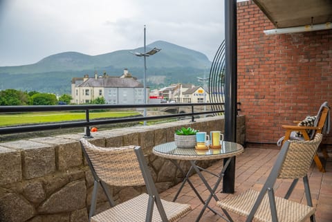 NIapartments Coastal retreat with Mountain views
