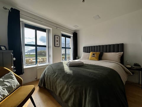 NIapartments Coastal retreat with Mountain views