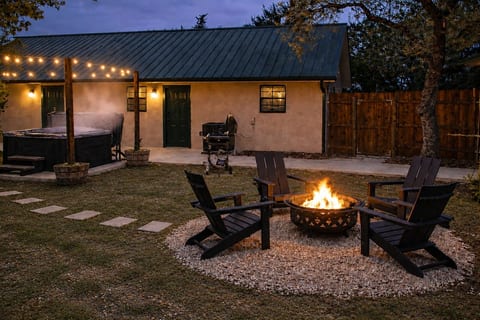 Game House w/ Hot Tub + Arcade + Mini Golf (Sleeps 8)