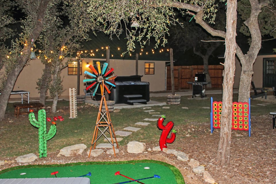 Game House w/ Hot Tub + Arcade + Mini Golf (Sleeps 8) - Canyon Lake
