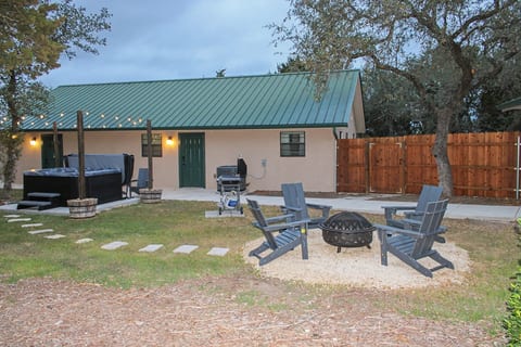 Game House w/ Hot Tub + Arcade + Mini Golf (Sleeps 8)