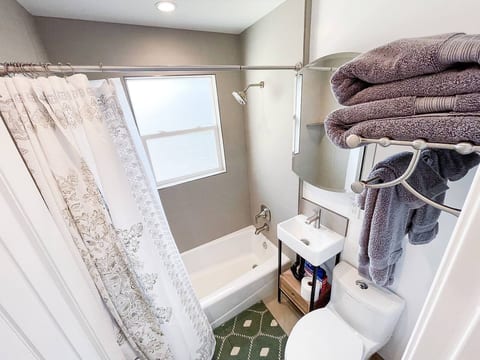 Cozy Hillcrest Hideaway near Scripps Mercy