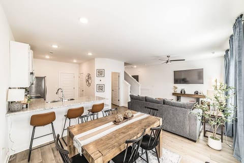 Modern Huntsville Townhome • Minutes to MidCity